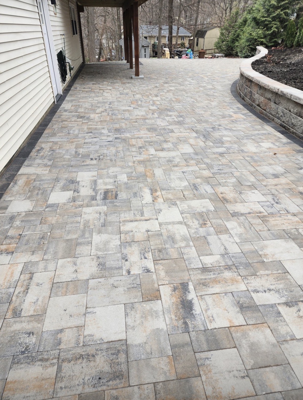 Multi-tone paver patio with retaining wall